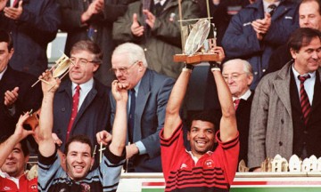 Emile Ntamack, cu trofeul Heineken Cup in Cardiff in 1996.