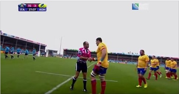 Van Heerden, apreciat in lumea rugbyului pentru gestul de a-si cere scuze arbitrului care l-a eliminat in meciul cu Italia.