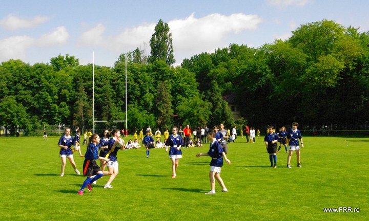 600 de copii participa la Festivalul de Rugby Tag.