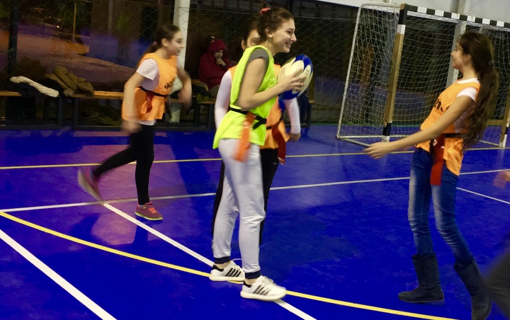 Fetele de la Scoala Gimnaziala Ferdinand din Bucuresti au jucat rugby-tag.