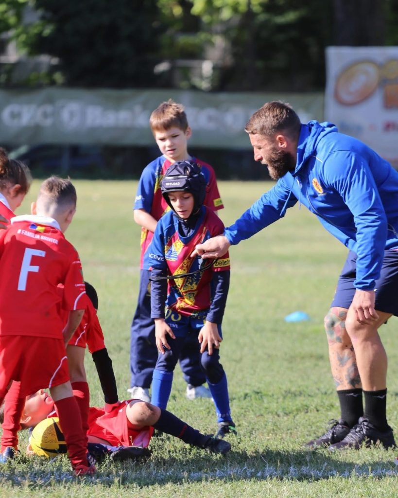 În ultimii ani, Florin Surugiu a fost antrenor voluntar la Rugby Academy, lucrând cu grupele de copii de la minirugby. Foto: Marian-Valentin Burlacu